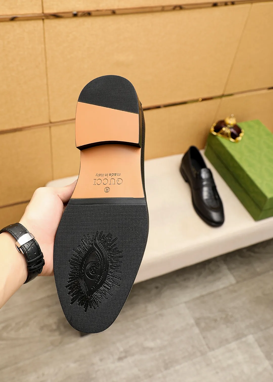 Men's shoes 💰442 💐 Product trademark: GUCCI "Gucci" casual leather shoes Regular size: 38-44 (45.46🉑️customized) Product materials: Selected imported first-layer calfskin embossed upper, imported small dyed cowhide leather lining. Strong three-dimensional visual effect, combined outsole Color: 1⃣️color optional